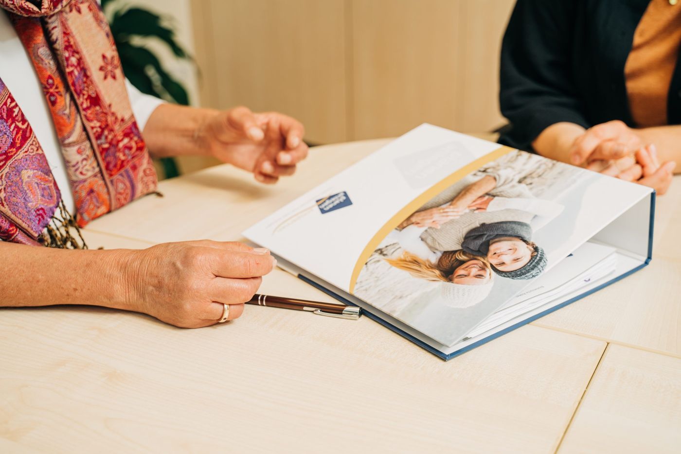 Beratungsunterlagen auf dem Tisch im Gespräch