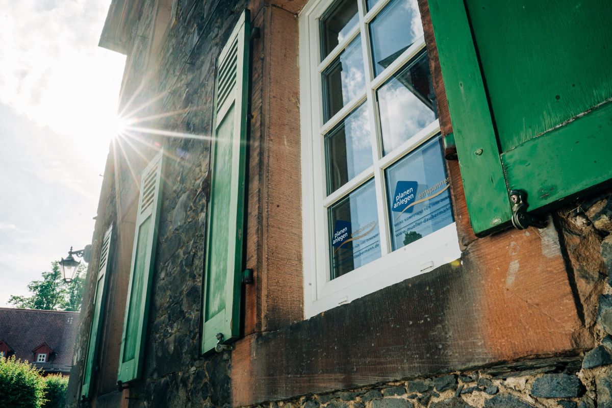 Fenster mit grünen Läden am Büro in der Schlossgasse, Lich