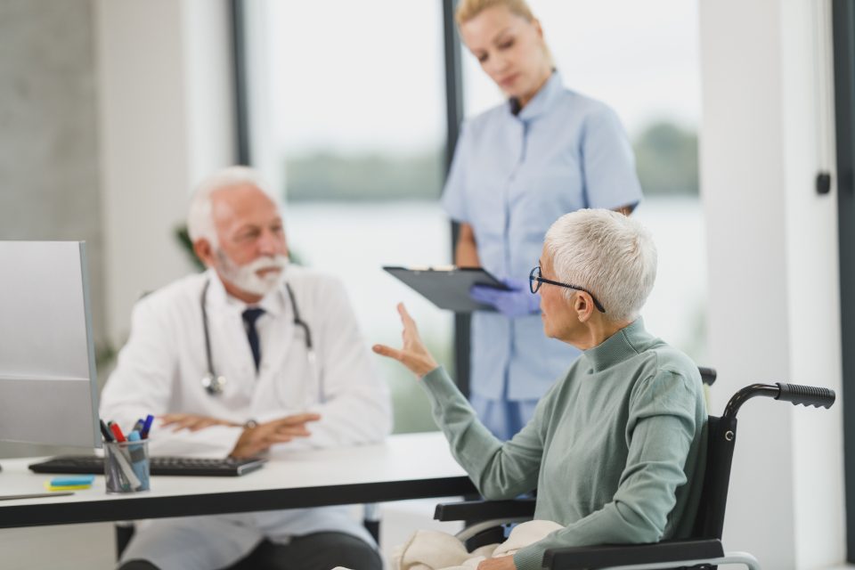 Arzt im Gespräch mit einer Patientin
